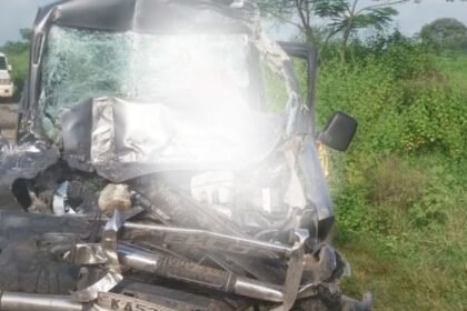 झारखंड में दर्दनाक सड़क हादसा, कार ने खड़े कंटेनर में मारी जोरदार टक्कर, ड्राइवर की मौत, पिता-पुत्र समेत 5 जख्मी