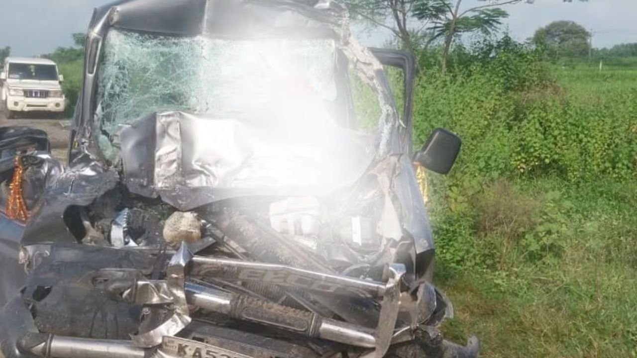 झारखंड में दर्दनाक सड़क हादसा, कार ने खड़े कंटेनर में मारी जोरदार टक्कर, ड्राइवर की मौत, पिता-पुत्र समेत 5 जख्मी