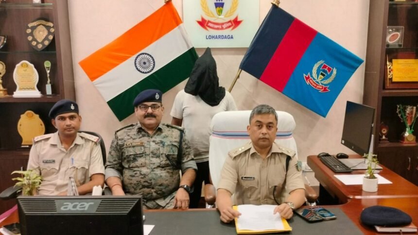 लोहरदगा में ब्राउन शुगर का सप्लायर गिरफ्तार, 11 पुड़िया पुलिस ने किया बरामद 1 लोहरदगा में ब्राउन शुगर का सप्लायर गिरफ्तार, 11 पुड़िया पुलिस ने किया बरामद