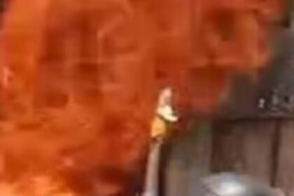 विश्वकर्मा पूजा के बाद गैरेज में लगी भीषण आग, मालिक चपेट में आने से झुलसा