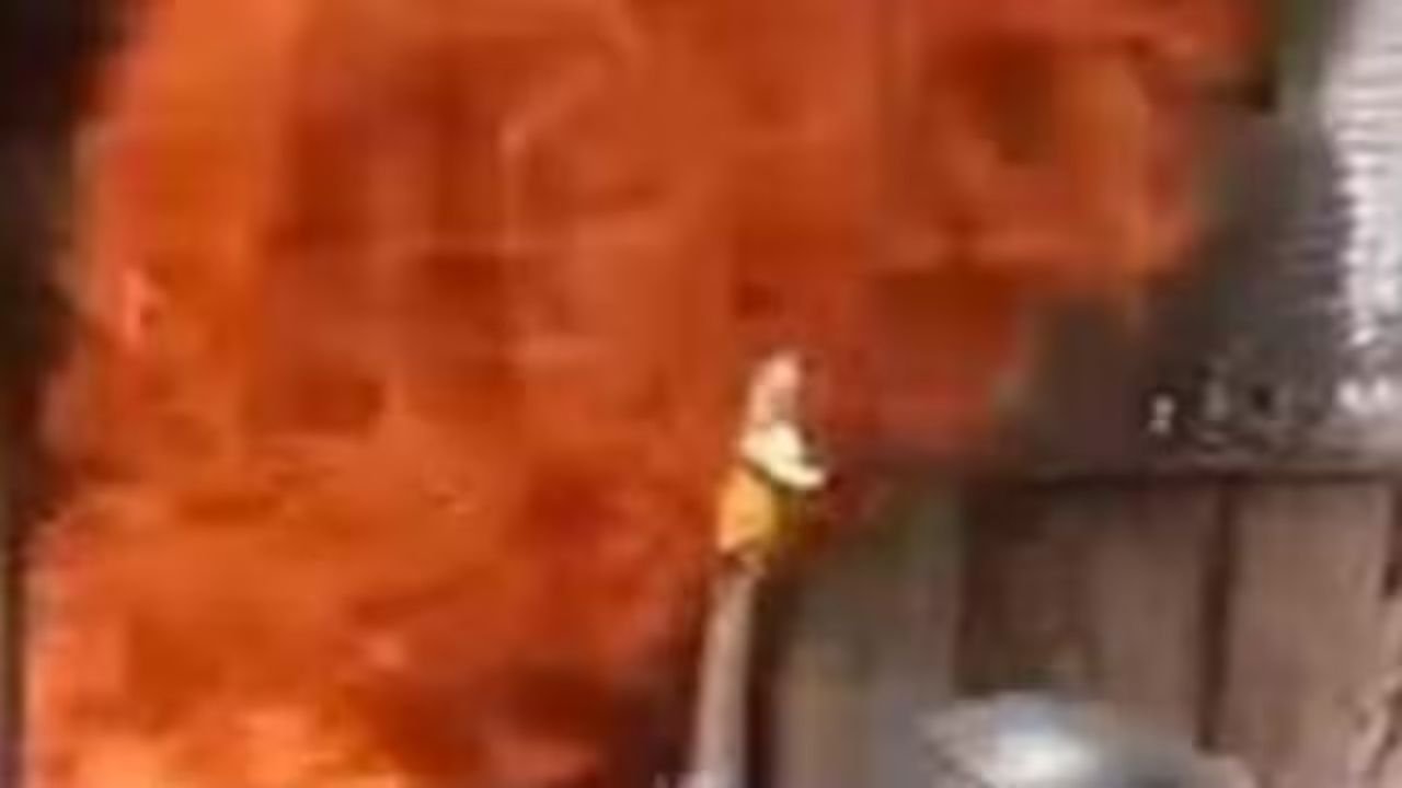 विश्वकर्मा पूजा के बाद गैरेज में लगी भीषण आग, मालिक चपेट में आने से झुलसा