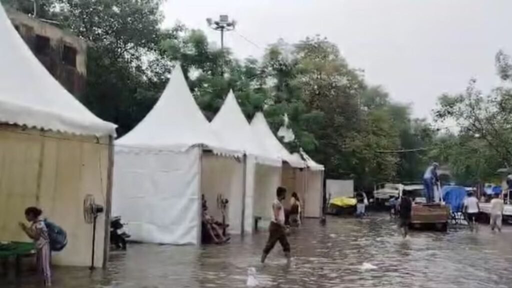 दिल्ली में जलस्तर ने तोड़ा 2013 का रिकार्ड, बाढ़ से बचने के लिए लगाने गए टेंट्स में घुसा यमुना का पानी