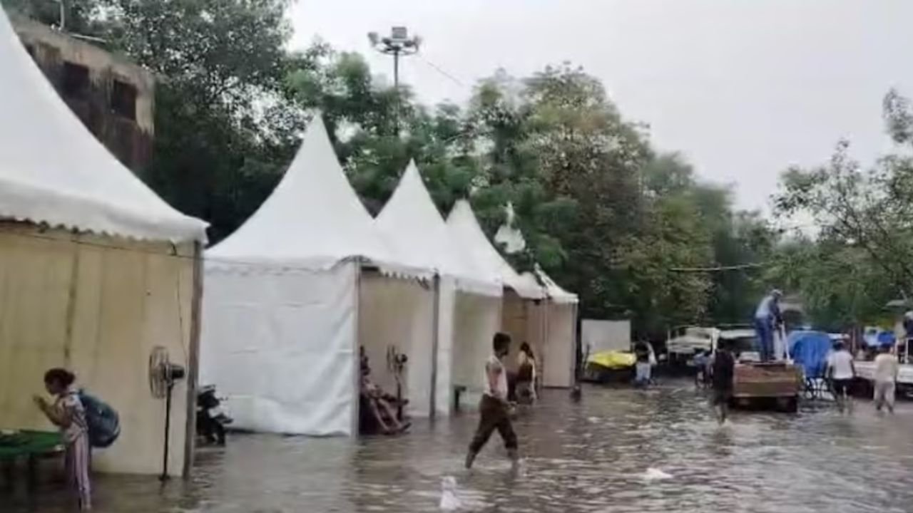 दिल्ली में जलस्तर ने तोड़ा 2013 का रिकार्ड, बाढ़ से बचने के लिए लगाने गए टेंट्स में घुसा यमुना का पानी