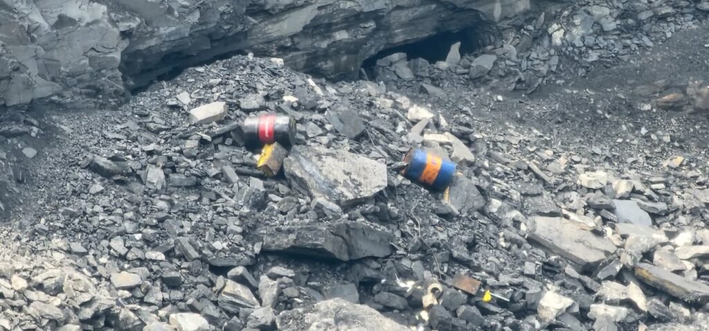 धनबाद के रामकनाली ओपी क्षेत्र में बड़ा हादसा,भूधंसान में कई लोगों के दबने की खबर 1 WhatsApp Image 2025 09 05 at 14.46.29 3fd9511d