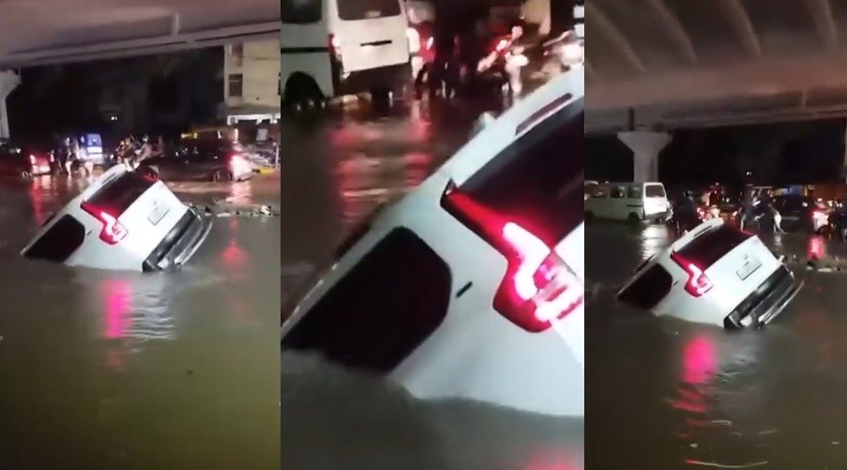 रांची में भारी बारिश के बीच कांटाटोली में गड्डे में गिरी स्कार्पियों, गाड़ी बंद होने से लगा लंबा जाम