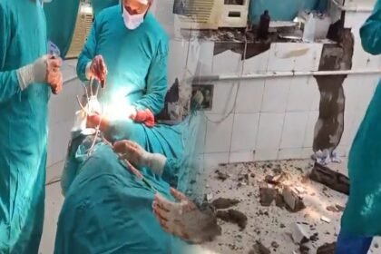 पटना PMCH में सर्जरी के समय ऑपरेशन थियेटर की छत गिरी, डॉक्टर के पैर में लगी चोट, नर्स बाल-बाल बची