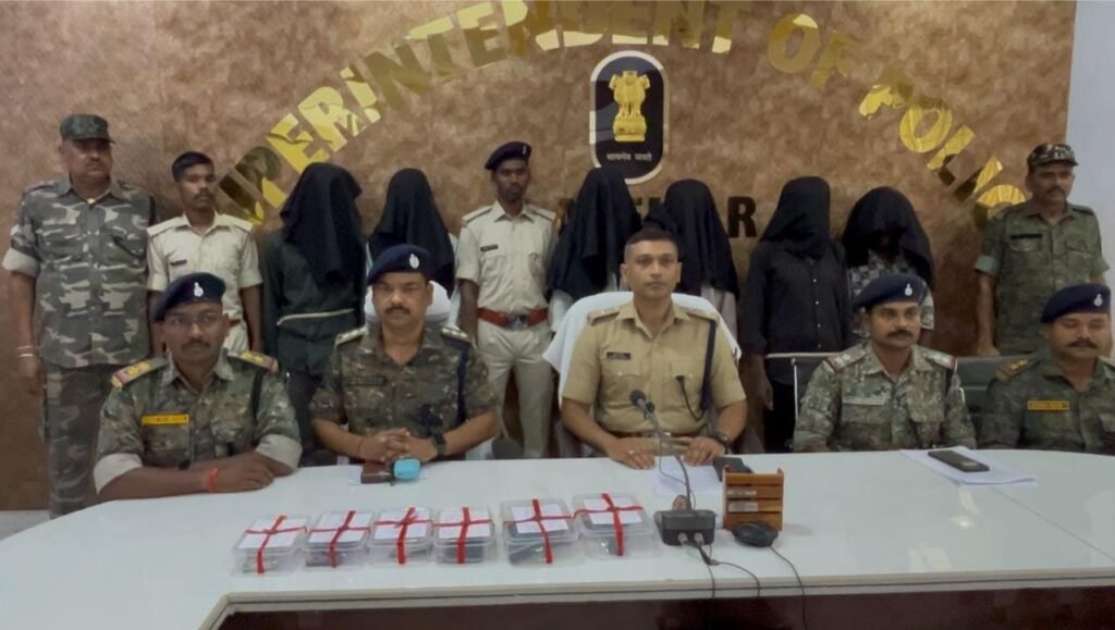 लातेहार पुलिस को मिली बड़ी कामयाबी, हथियार और लेवी की रकम के साथ 6 अपराधी गिरफ्तार 2 WhatsApp Image 2025 09 27 at 14.53.47 97865ff9