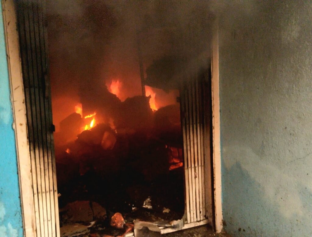 बोकारो के ज्वेलरी शॉप में लगी भीषण आग, कारोबारी को हुआ लाखों का नुकसान 2 WhatsApp Image 2025 09 29 at 1 56 12 PM