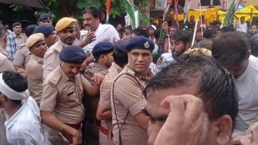 पटना में मुख्यमंत्री आवास का घेराव करने जा रहे यूथ कांग्रेस के वर्करों पर लाठीचार्ज, भागलपुर में अदानी को फ्री में जमीन देने का विरोध 1 पटना में मुख्यमंत्री आवास का घेराव करने जा रहे यूथ कांग्रेस के वर्करों पर लाठीचार्ज, भागलपुर में अडाणी को फ्री में जमीन देने का विरोध