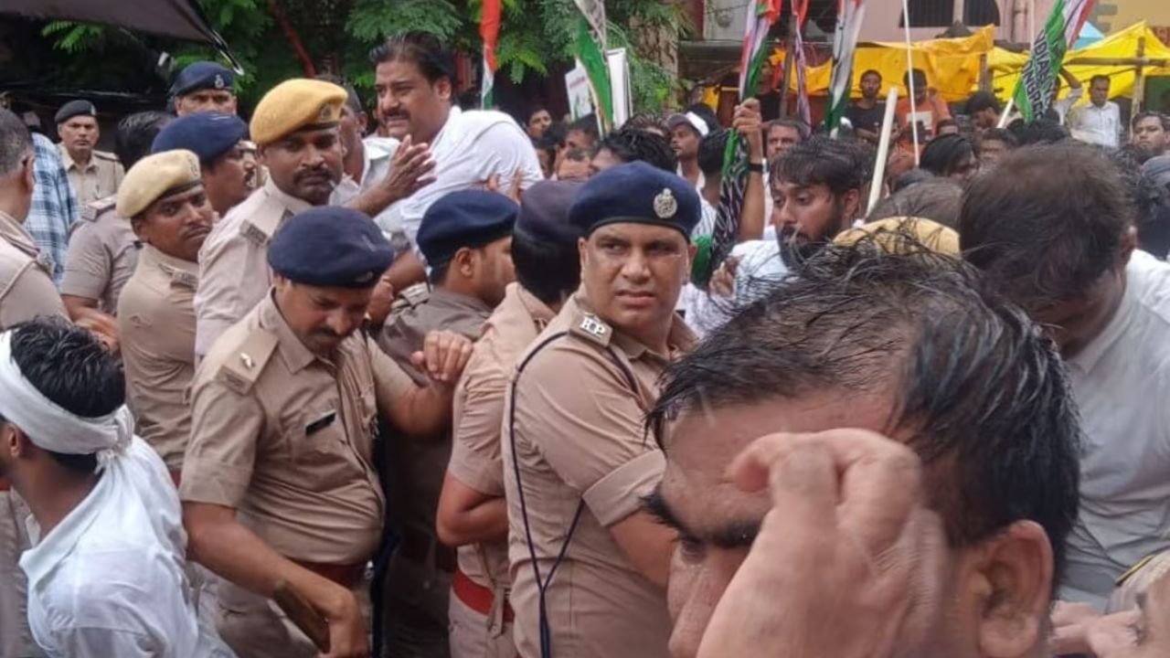 पटना में मुख्यमंत्री आवास का घेराव करने जा रहे यूथ कांग्रेस के वर्करों पर लाठीचार्ज, भागलपुर में अडाणी को फ्री में जमीन देने का विरोध