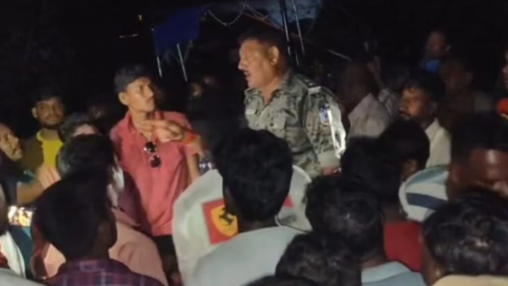 हजारीबाग में विश्वकर्मा पूजा मूर्ति विसर्जन के दौरान बवाल, दो गुटों में झड़प, हथियार के हमले में घायल हुआ युवक