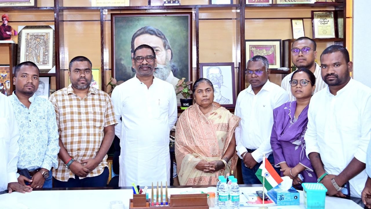 मुख्यमंत्री हेमंत सोरेन से पूर्व मंत्री रामदास सोरेन के परिवार ने की मुलाकात, घाटशिला सीट पर चुनाव को लेकर हुई चर्चा