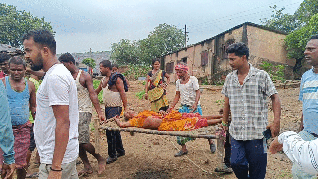 धनबाद के रामकनाली ओपी क्षेत्र में बड़ा हादसा,भूधंसान में कई लोगों के दबने की खबर 2 image 68