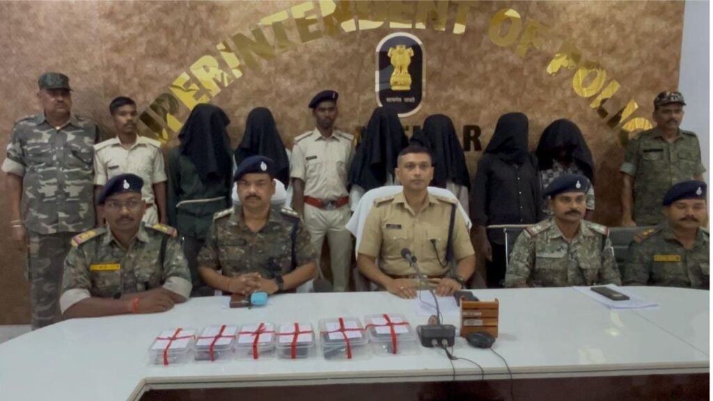 लातेहार पुलिस को मिली बड़ी कामयाबी, हथियार और लेवी की रकम के साथ 6 अपराधी गिरफ्तार