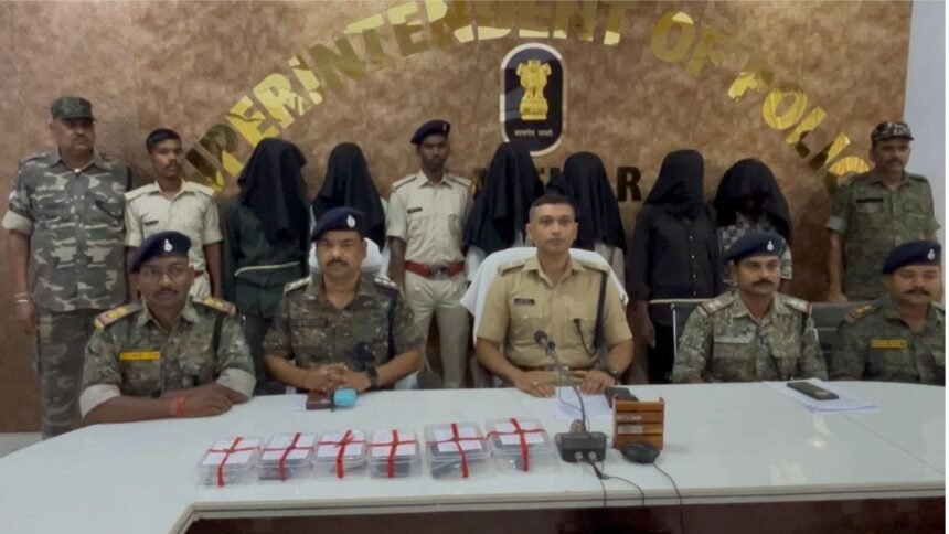 लातेहार पुलिस को मिली बड़ी कामयाबी, हथियार और लेवी की रकम के साथ 6 अपराधी गिरफ्तार 1 लातेहार पुलिस को मिली बड़ी कामयाबी, हथियार और लेवी की रकम के साथ 6 अपराधी गिरफ्तार