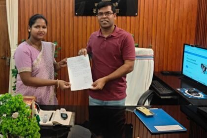 लोहरदगा जिला परिषद अध्यक्ष रीना कुमारी ने उपायुक्त को सौंपा इस्तीफा