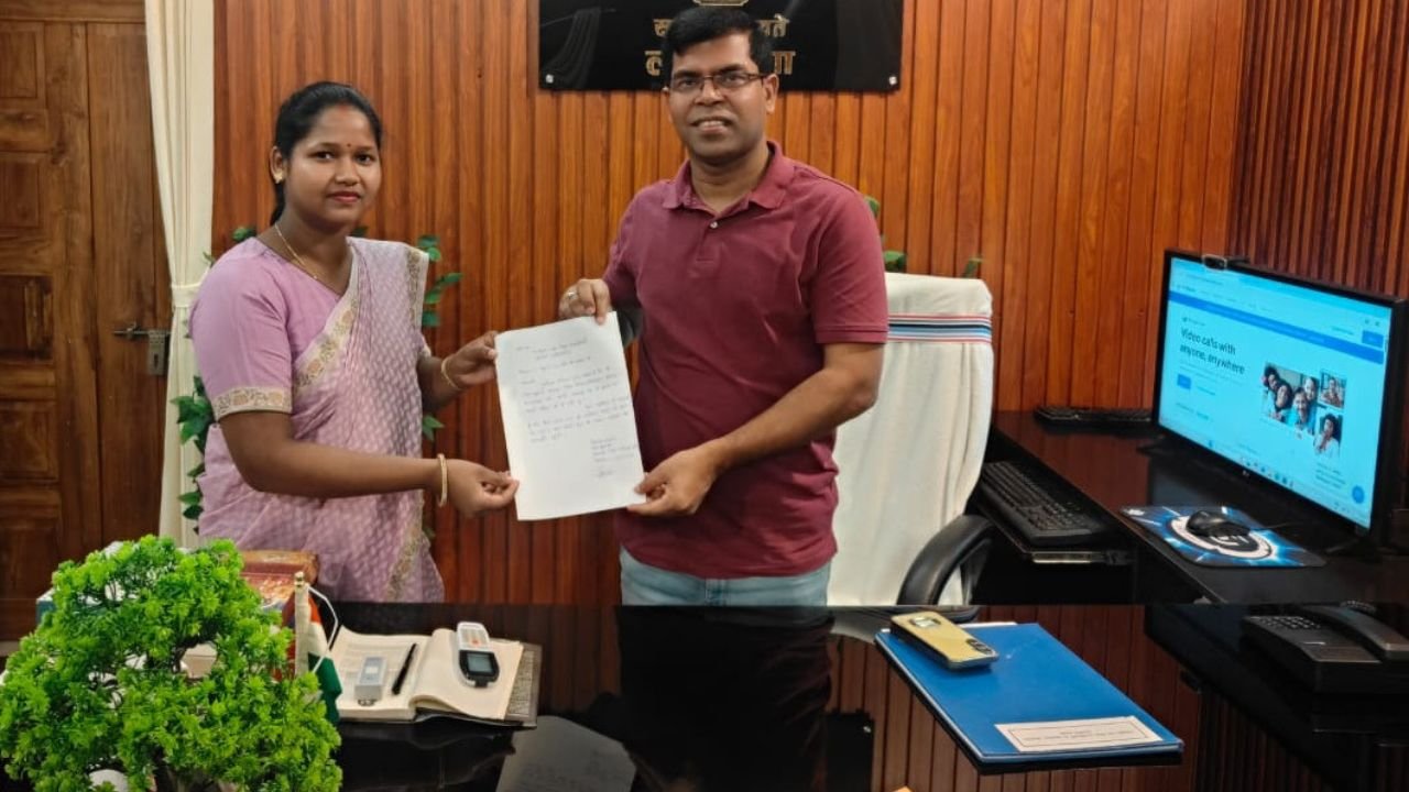 लोहरदगा जिला परिषद अध्यक्ष रीना कुमारी ने उपायुक्त को सौंपा इस्तीफा