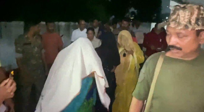 गिरिडीह में सेक्स रैकेट का खुलासा, दरवाजा तोड़कर फ्लैट में घुसी पुलिस, कई हिरासत में, आपत्तिजनक सामाना बरामद 4 mahila aapatijanak haalat