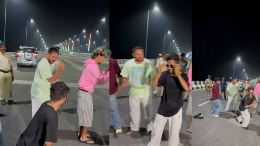 तेजस्वी यादव पटना के मरीन ड्राइव पर मस्ती करते नजर आए, वोटर अधिकार यात्रा के भांजे के साथ भोजपुरी गानों पर किया डांस 1 तेजस्वी यादव पटना के मरीन ड्राइव पर मस्ती करते नजर आए, वोटर अधिकार यात्रा के भांजे के साथ भोजपुरी गानों पर किया डांस