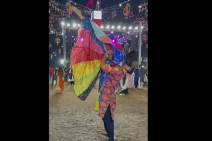 vadodara-couple-kissed-each-other-during-garaba