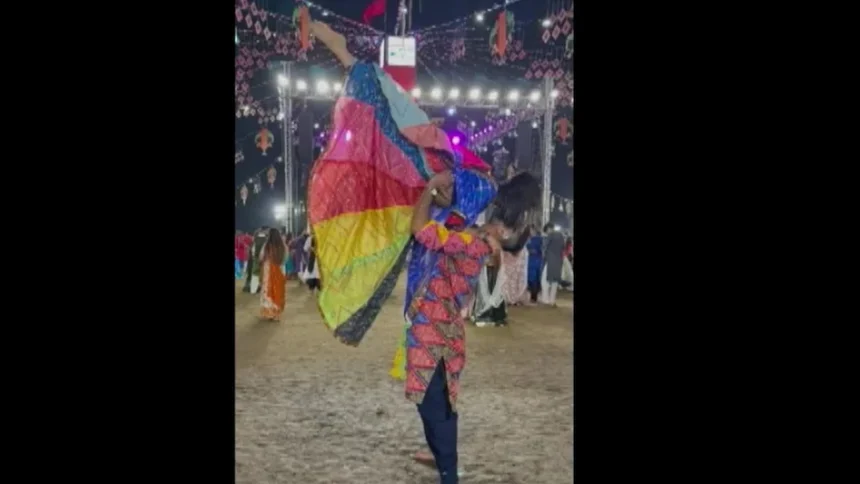 vadodara-couple-kissed-each-other-during-garaba