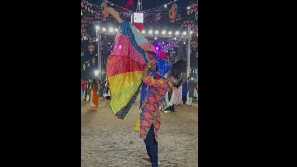 vadodara-couple-kissed-each-other-during-garaba