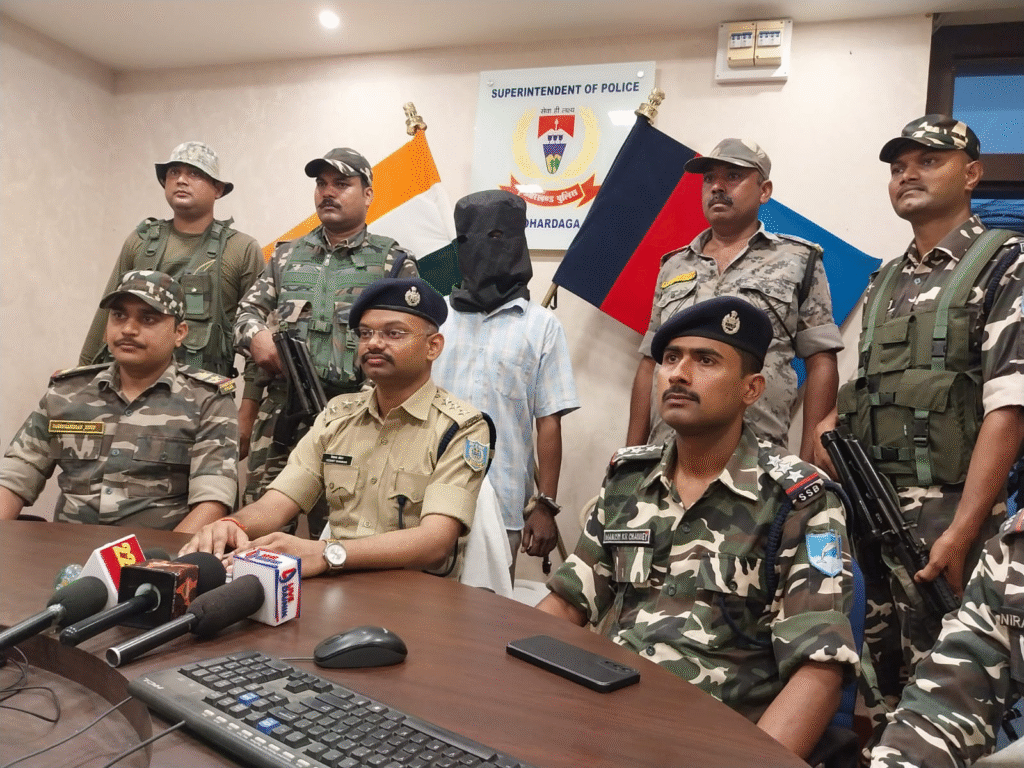 कुख्यात JJMP उग्रवादी कलेश्वर खेरवार गिरफ्तार ,लोहरदगा में पुलिस-SSB की बड़ी कामयाबी 2 web.whatsapp 29