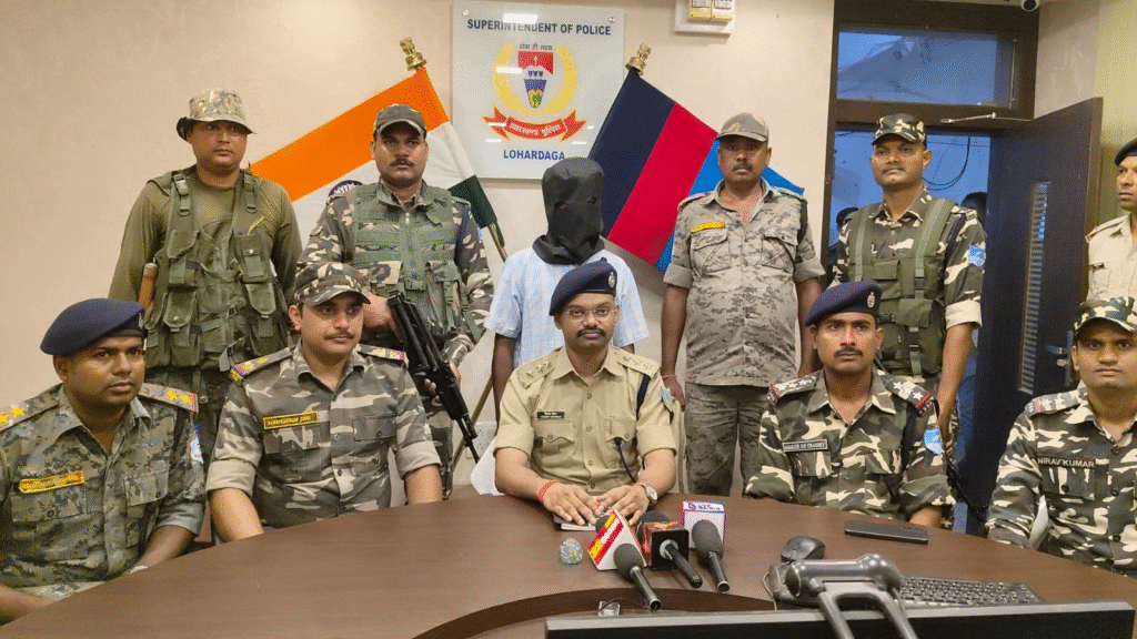 कुख्यात JJMP उग्रवादी कलेश्वर खेरवार गिरफ्तार ,लोहरदगा में पुलिस-SSB की बड़ी कामयाबी 1 web.whatsapp 30