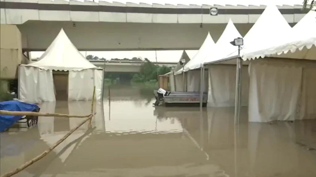 yamuna flood delhi secretariat relief camps submerged flyover collapse 2