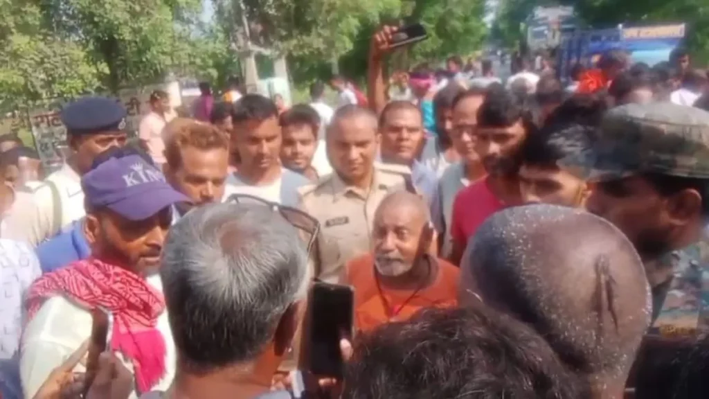 बिहार में 17 साल के किशोर की निर्मम हत्या, जीभ कटी, सीने पर पत्थर से हमला, आक्रोशित लोगों ने सड़क जाम कर किया प्रदर्शन
