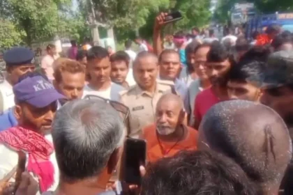 बिहार में 17 साल के किशोर की निर्मम हत्या, जीभ कटी, सीने पर पत्थर से हमला, आक्रोशित लोगों ने सड़क जाम कर किया प्रदर्शन