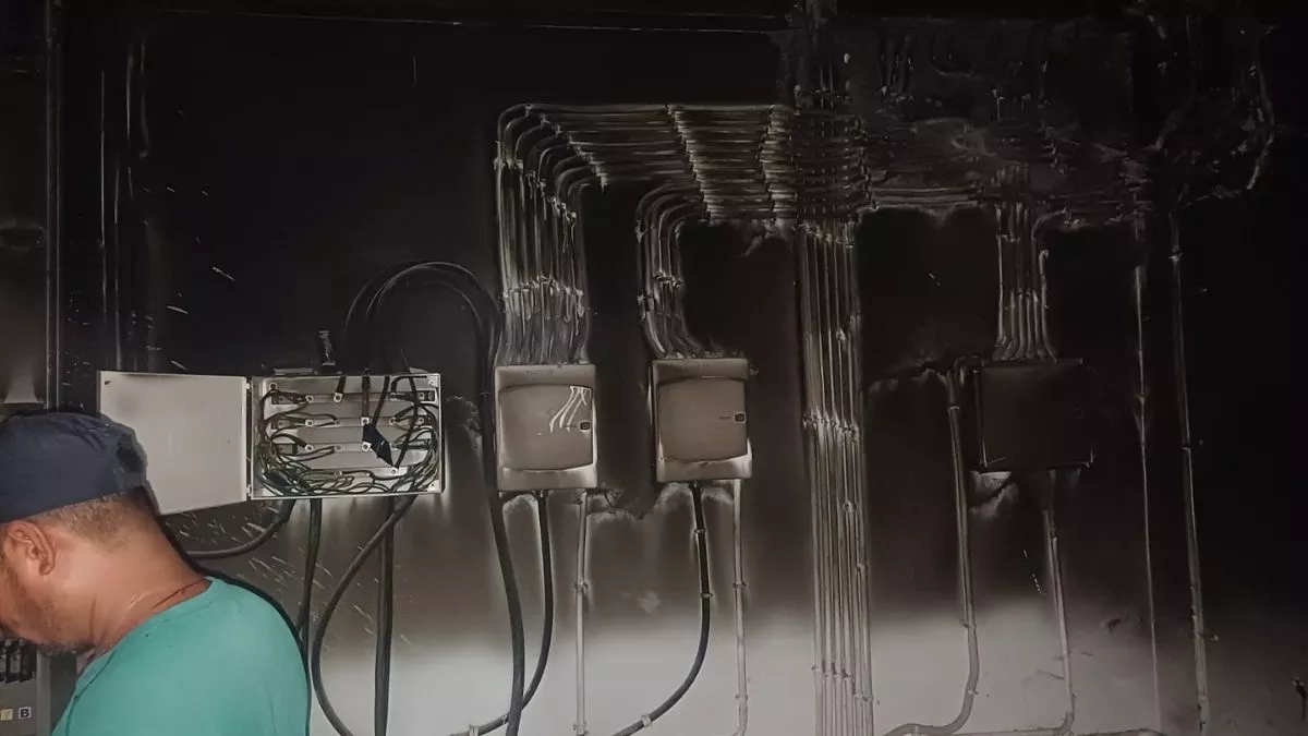 धनबाद उपायुक्त के नए भवन में लगी आग, कर्मचारी ने धुआं देखकर दमकम विभाग को दी सूचना