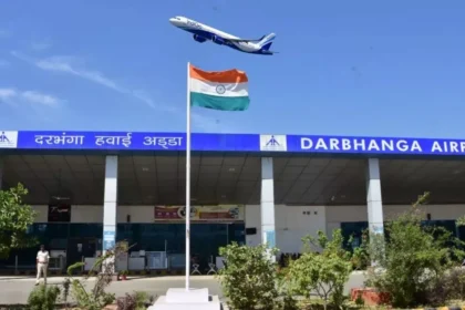 दिल्ली से दरभंगा आ रही फ्लाइट पक्षी से टकराई, बड़ा हादसा टला