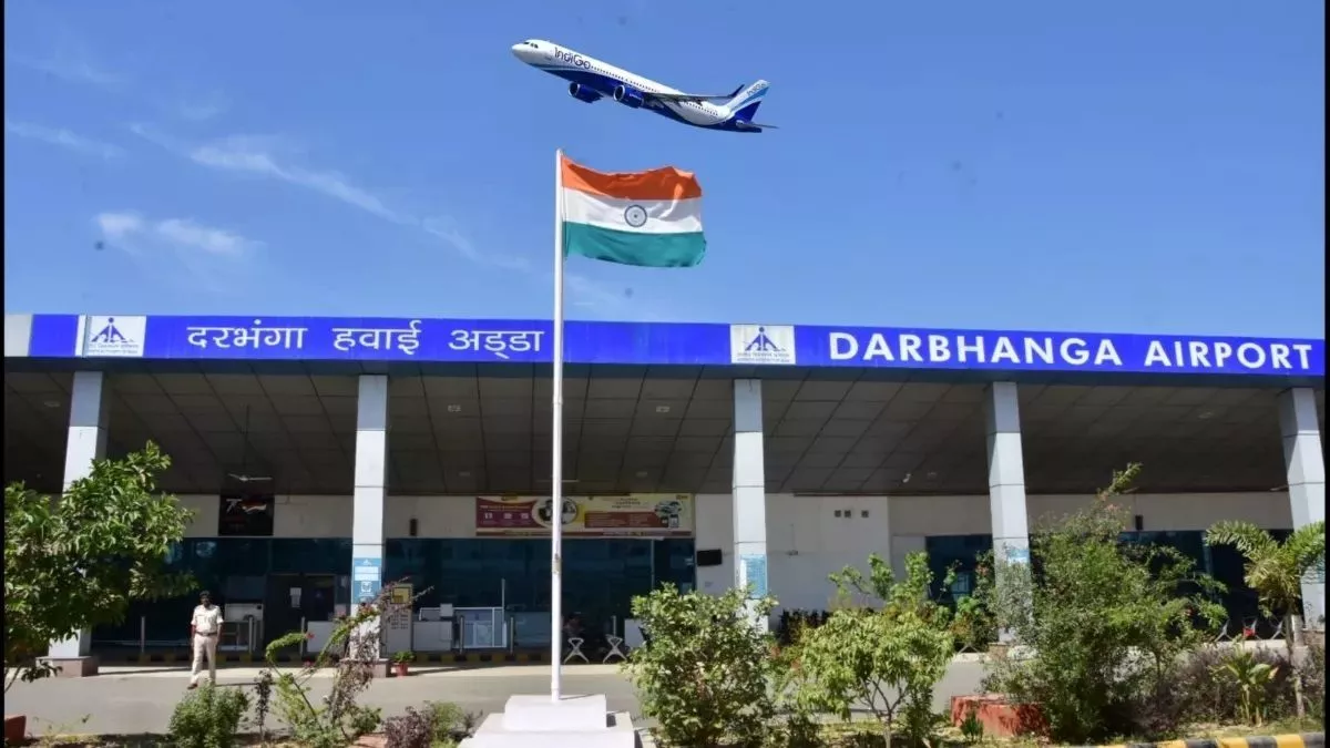 दिल्ली से दरभंगा आ रही फ्लाइट पक्षी से टकराई, बड़ा हादसा टला