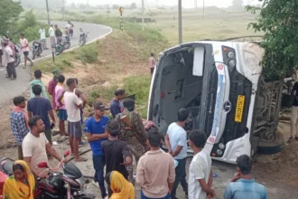 रांची जा रही बस कोडरमा घाटी में दुर्घटनाग्रस्त, दर्जन भर यात्री घायल, तीन की हालत गंभीर