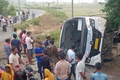 रांची जा रही बस कोडरमा घाटी में दुर्घटनाग्रस्त, दर्जन भर यात्री घायल, तीन की हालत गंभीर
