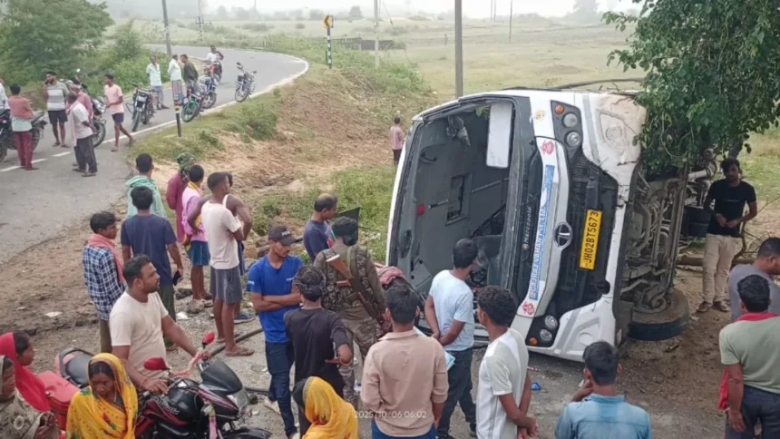 रांची जा रही बस कोडरमा घाटी में दुर्घटनाग्रस्त, दर्जन भर यात्री घायल, तीन की हालत गंभीर
