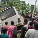 बिहार में दर्दनाक सड़क हादसा, खेत में बस पलटने से एक यात्री की मौत,10 से ज्यादा घायल