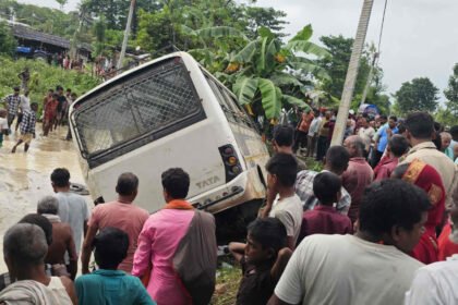 बिहार में दर्दनाक सड़क हादसा, खेत में बस पलटने से एक यात्री की मौत,10 से ज्यादा घायल
