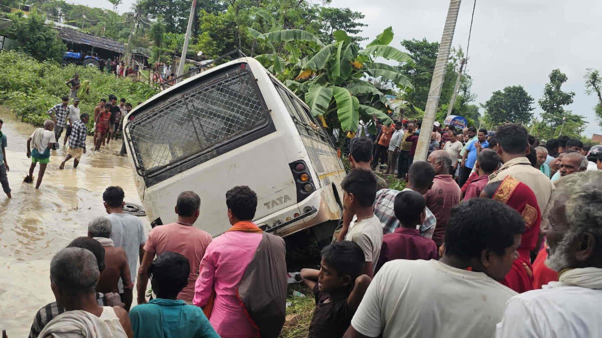 बिहार में दर्दनाक सड़क हादसा, खेत में बस पलटने से एक यात्री की मौत,10 से ज्यादा घायल