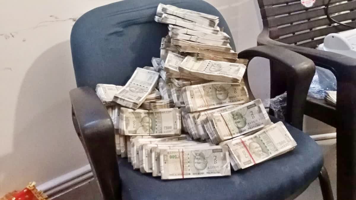 बिहार में चेकिंग के दौरान बाइक से 50 लाख रुपये बरामद, चुनाव को लेकर पुलिस की बड़ी कार्रवाई