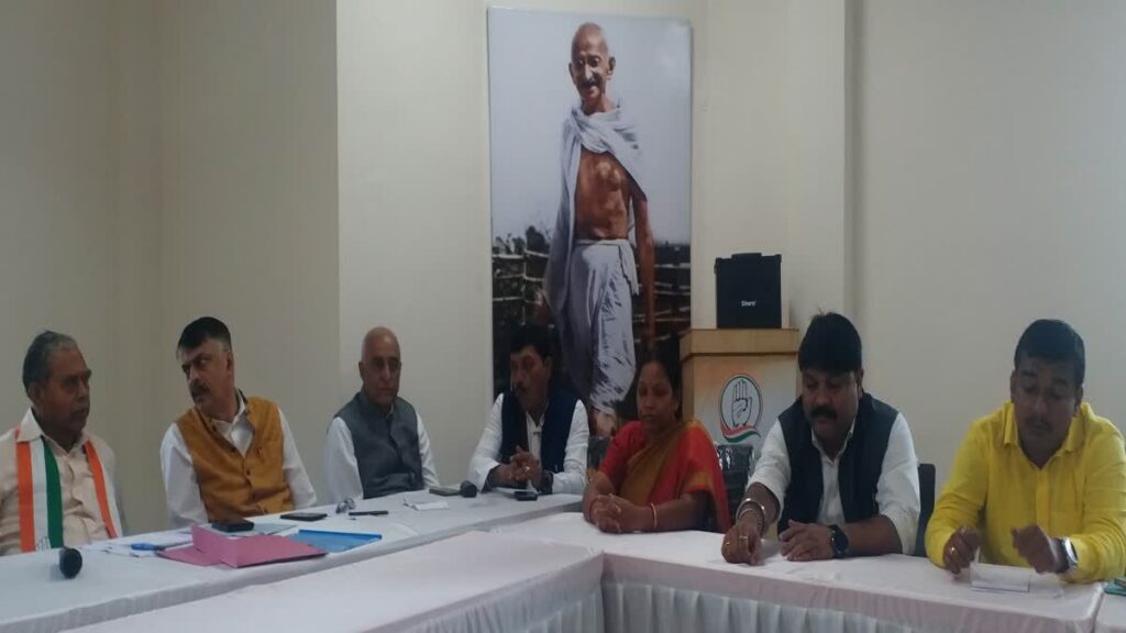 कांग्रेस ने बुलाई पर्यवेक्षकों की बैठक, 49 में सिर्फ चार पहुंचे, कमेटी को किया गया भंग