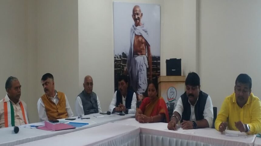 कांग्रेस ने बुलाई पर्यवेक्षकों की बैठक, 49 में सिर्फ चार पहुंचे, कमेटी को किया गया भंग