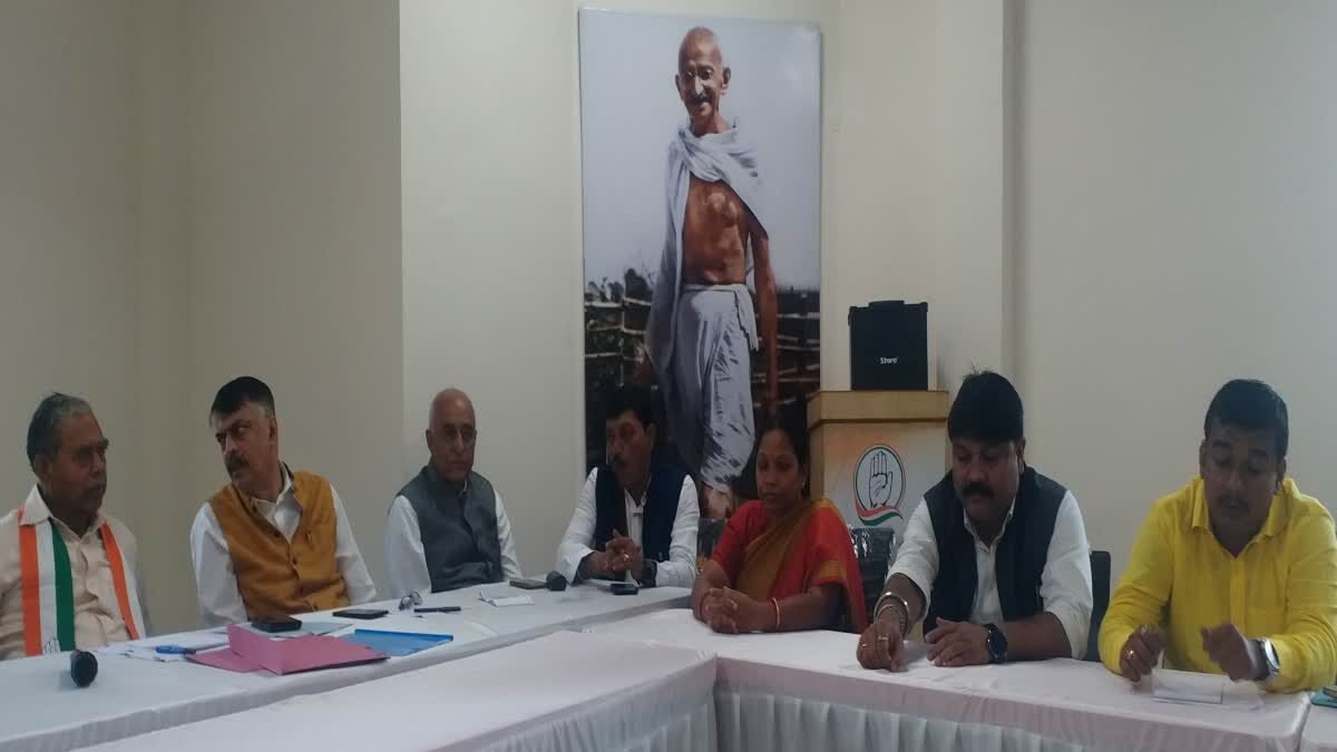 कांग्रेस ने बुलाई पर्यवेक्षकों की बैठक, 49 में सिर्फ चार पहुंचे, कमेटी को किया गया भंग