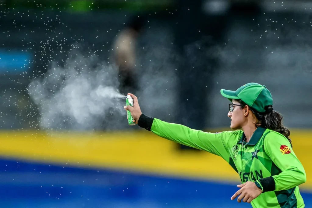 Women's World Cup: महिला टीम ने भी दी पाकिस्तान को मात, कोलंबो में 88 रनों से जीती टीम इंडिया; दीप्ति और क्रांति गौड़ की घातक गेंदबाजी 2 पाकिस्तानी टीम स्प्रे करती हुई