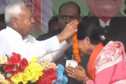 नीतीश कुमार BJP की महिला उम्मीदवार को पहनाने लगे माला तो संजय झा ने रोका, मुख्यमंत्री ने कहा- 'गजब आदमी है भाई'