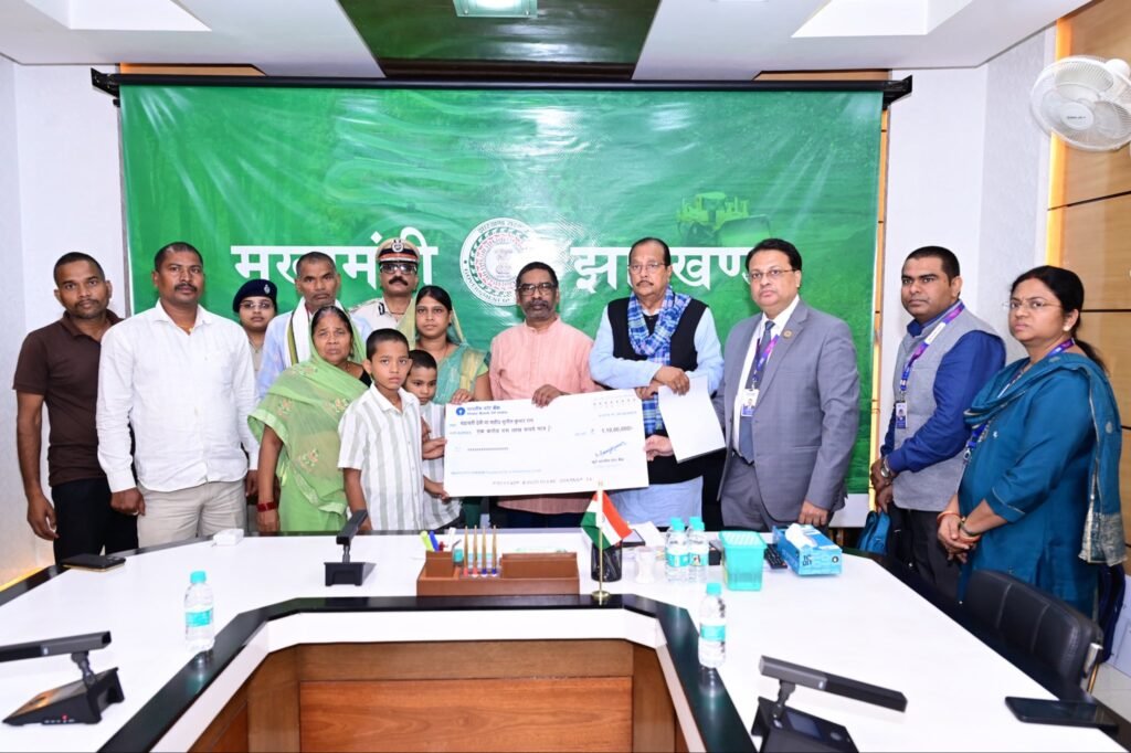 मुख्यमंत्री हेमंत सोरेन ने शहीद के परिवार को दिया सम्मान, अनुग्रह राशि के रूप में दिया गया 1.10 करोड़ रुपये का चेक 2 G2upJK6WkAAjzr1