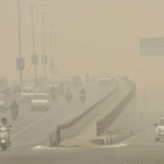 दिल्ली बना गैस चैंबर! दीपावली के बाद हवा बेहद खतरनाक, 34 इलाके रेड जोन में,इन इलाकों में AQI 900 पार