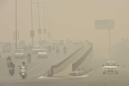 दिल्ली बना गैस चैंबर! दीपावली के बाद हवा बेहद खतरनाक, 34 इलाके रेड जोन में,इन इलाकों में AQI 900 पार