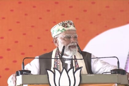 समस्तीपुर की रैली में पीएम मोदी ने साधा कांग्रेस और लालू परिवार पर निशाना, कहा- ये लोग चोरी के केस में जमानत पर हैं